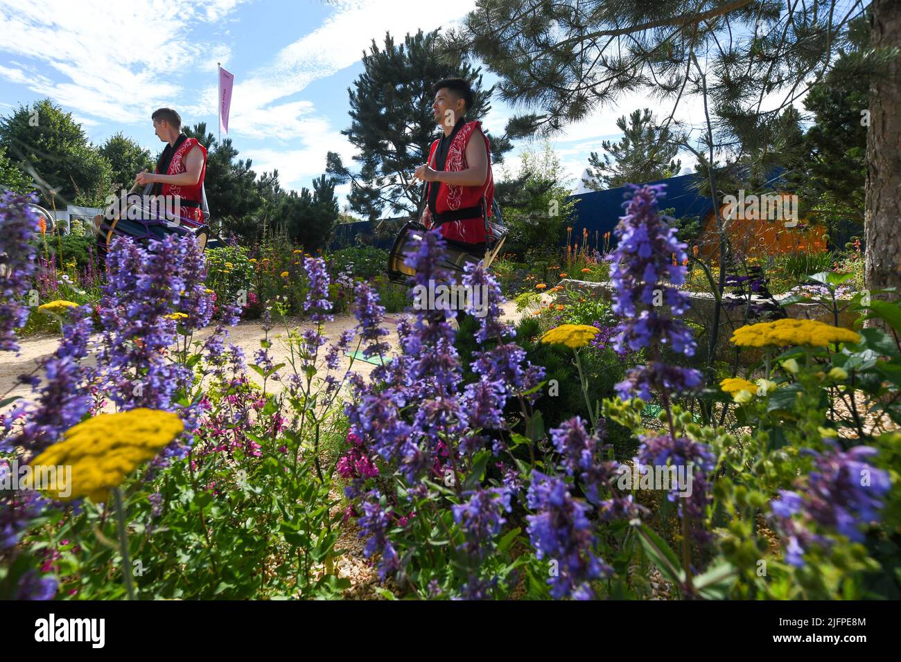 Londres, Royaume-Uni, 4th juillet 2022, le RHS Hampton court Palace Garden Festival 2022 ouvre du 4th au 9th juillet. C'est une célébration de jardinage rempli de choses à voir et à faire. Le jardin au-dessus du mur est soutenu par Takedo. Le jardin est dévoilé par des batteurs japonais jouant des tambours taïko authentiques et portant des tenues traditionnelles., Andrew Lalchan Photography/Alamy Live News Banque D'Images