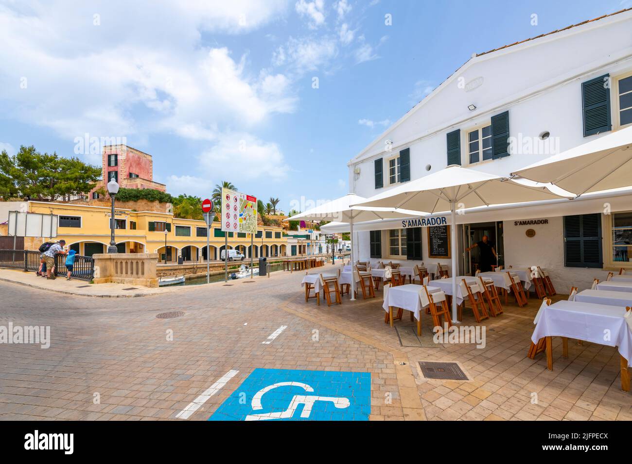 La ville médiévale fortifiée de Ciutadella de Menorca se trouve au-dessus du port méditerranéen avec des bateaux de pêche bordant la promenade des boutiques et des cafés. Banque D'Images