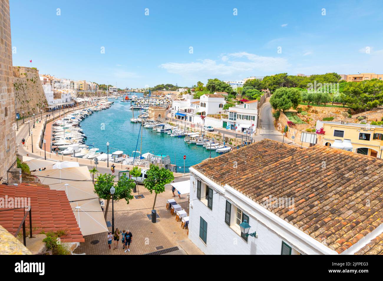 La ville médiévale fortifiée de Ciutadella de Menorca se trouve au-dessus du port méditerranéen avec des bateaux de pêche bordant la promenade des boutiques et des cafés. Banque D'Images