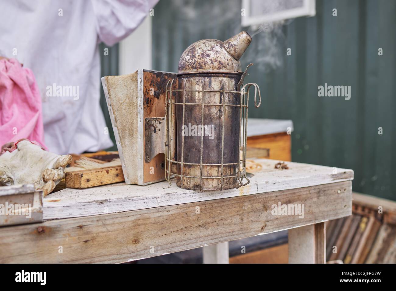 Un fumeur d'abeille vous aidera à garder les choses calmes. Photo d'un fumeur d'abeille sur une ferme. Banque D'Images