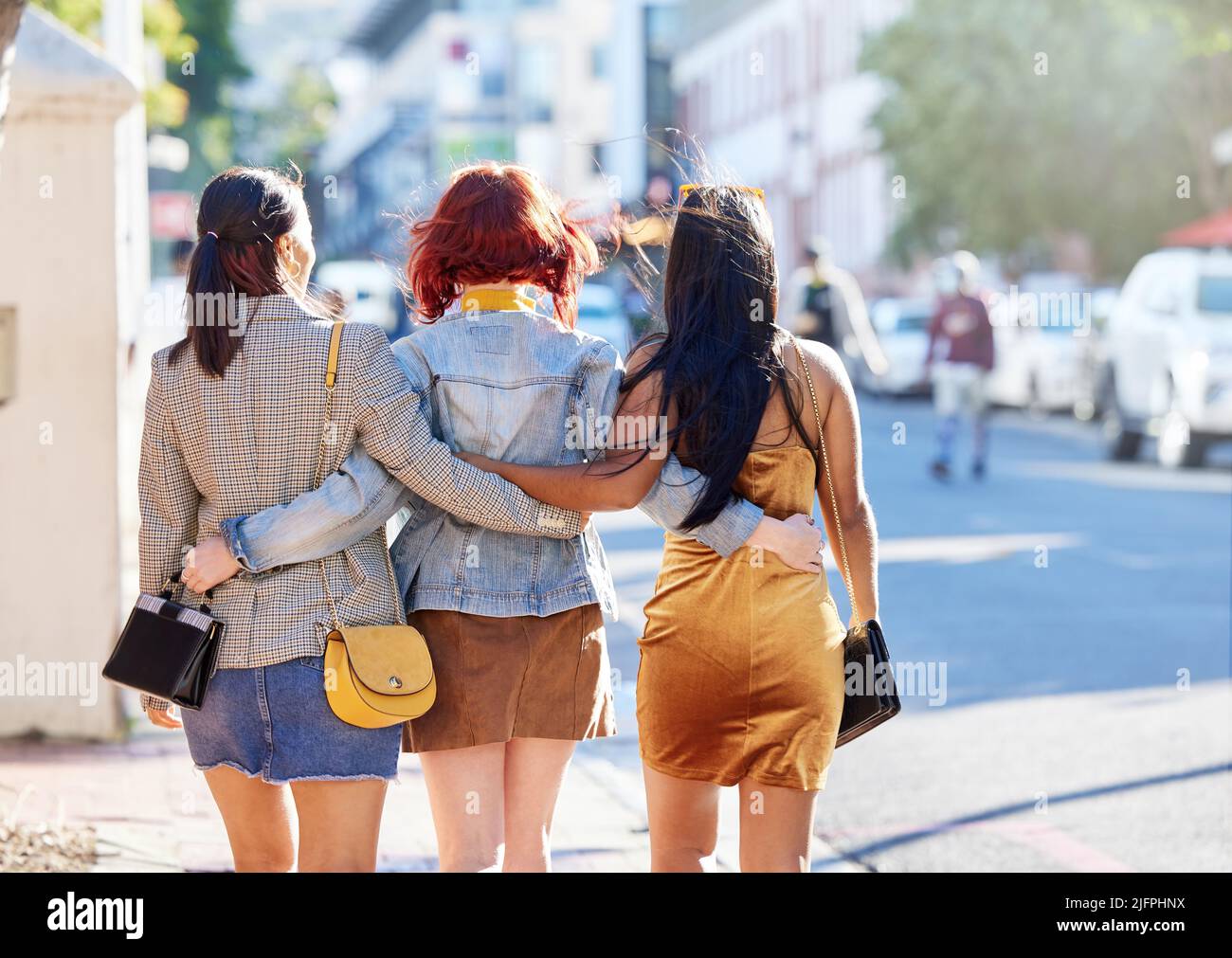 En direction de la ville. Vue arrière de trois jeunes amies méconnues de la ville. Banque D'Images