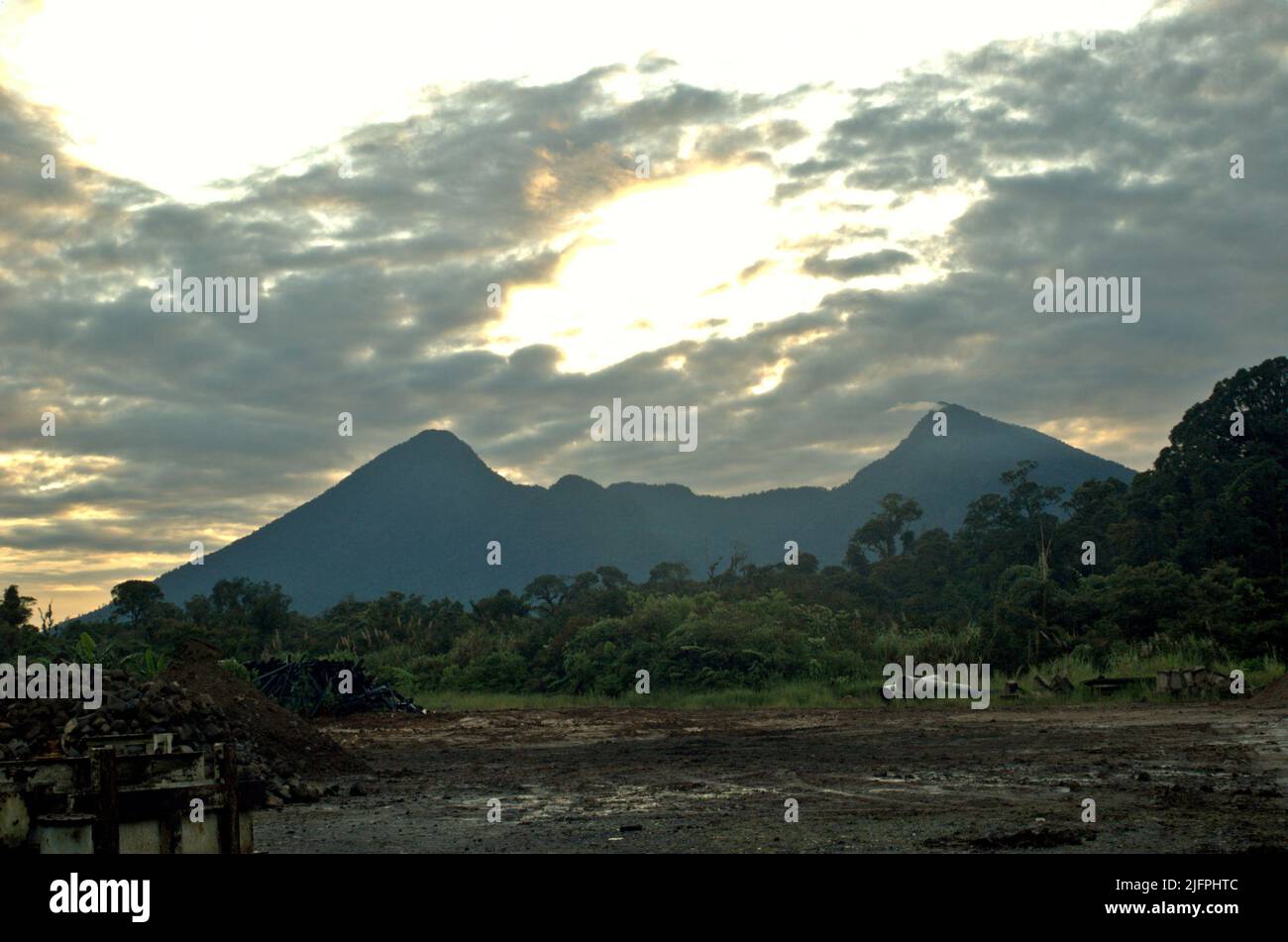 Les sommets du mont Salak sont observés dans la zone du projet géothermique de Chevron, sur la pente du volcan à Sukabumi, à Java Ouest, en Indonésie. Banque D'Images