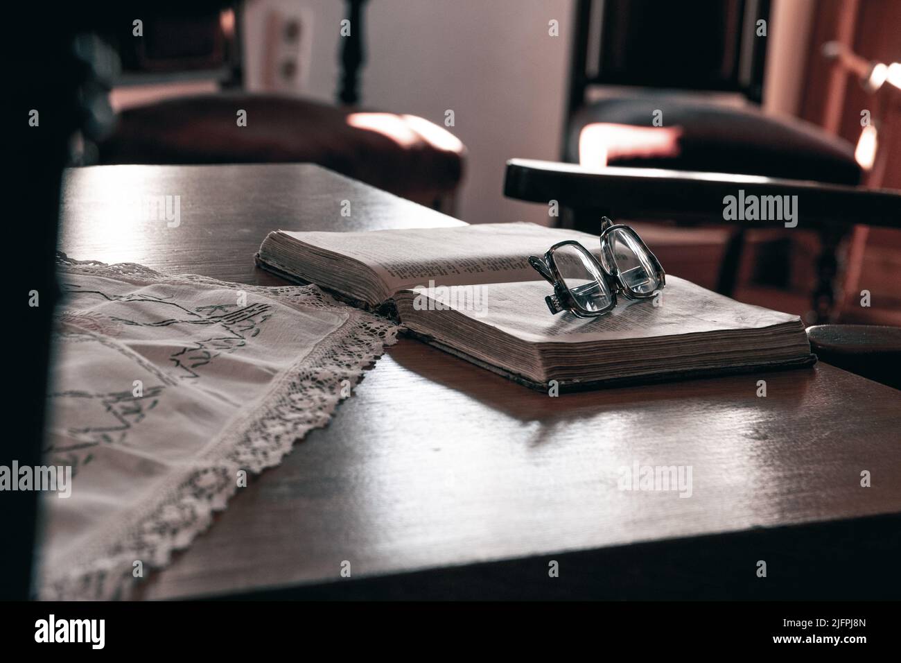 Un verre optique sur un livre ouvert dans la chambre Banque D'Images