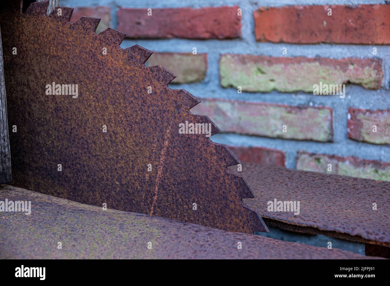 Un gros plan de la lame d'une ancienne scierie circulaire rouillée Banque D'Images