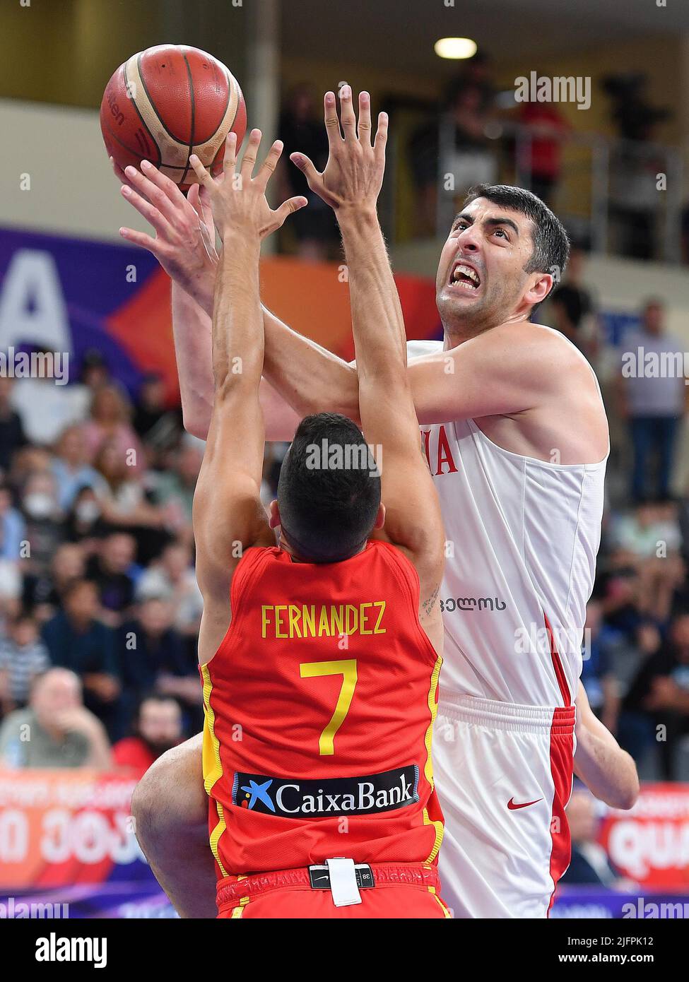 Tbilissi, Géorgie. 4th juillet 2022. Giorgi Shermadini(R) de Géorgie a vu  avec Jaime Fernandez d'Espagne pendant les qualifications européennes de la  coupe du monde de basket-ball 2023 de la FIBA entre la