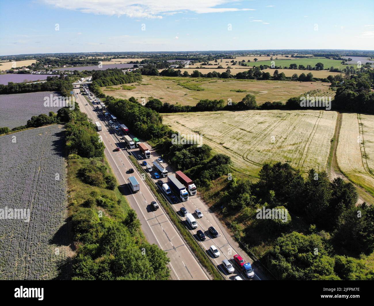 Colchester, Royaume-Uni. 04th juillet 2022. (NOTE DE LA RÉDACTION : image prise avec un drone) le trafic est bloqué le long de la A12 entre Colchester et Chelmsford tandis que les manifestants manifestent lentement contre la hausse du coût du carburant. Crédit : SOPA Images Limited/Alamy Live News Banque D'Images