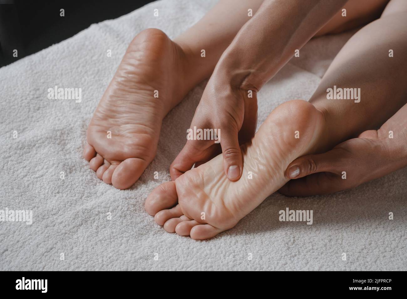 Un massage des pieds par une massothérapeute professionnelle dans un centre thermal. Concept de bien-être, de soulagement du stress et de rajeunissement. Soins du corps Banque D'Images