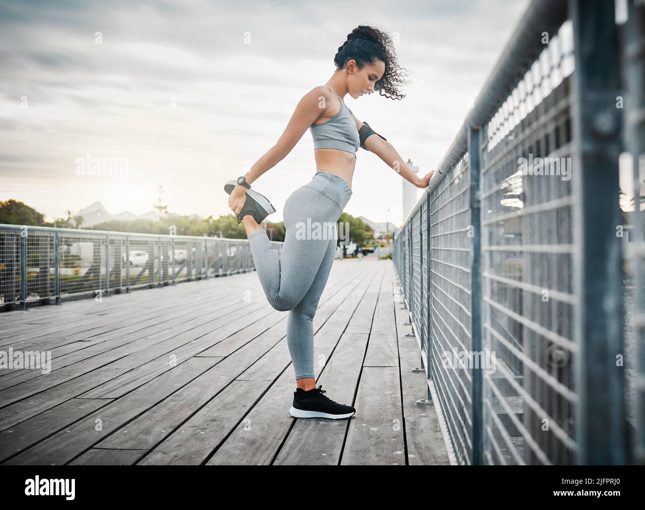 Il s'agit de la façon dont vous vous préparez. Prise de vue en longueur d'une jeune athlète féminine attirante qui s'échauffe avant sa course matinale à l'extérieur. Banque D'Images