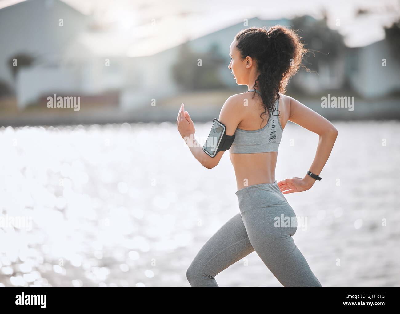Réglage du rythme. Photo courte d'une jeune athlète féminine attirante s'exerçant à l'extérieur. Banque D'Images