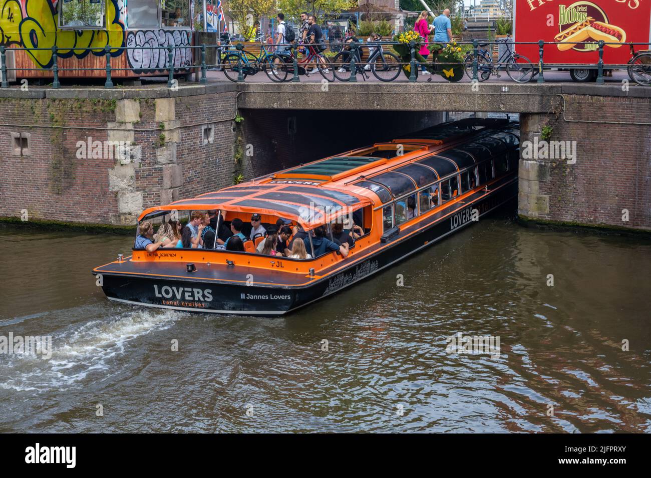 Amsterdam, pays-Bas - 21 juin 2022 : bateau de croisière touristique passant sous un pont Banque D'Images