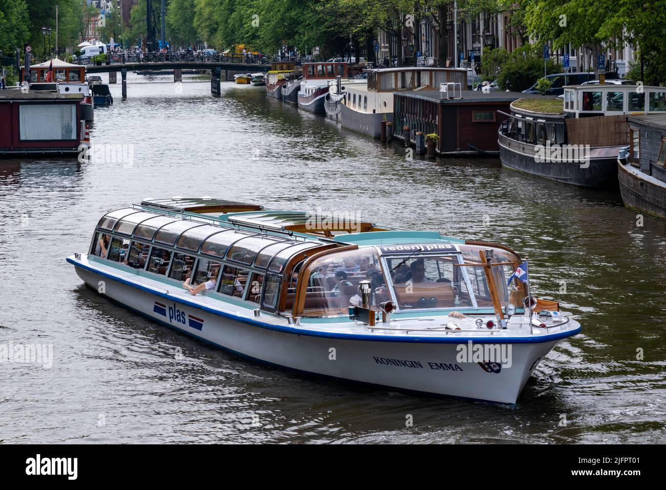 Amsterdam, pays-Bas - 21 juin 2022 : bateau de croisière touristique dans un canal Banque D'Images