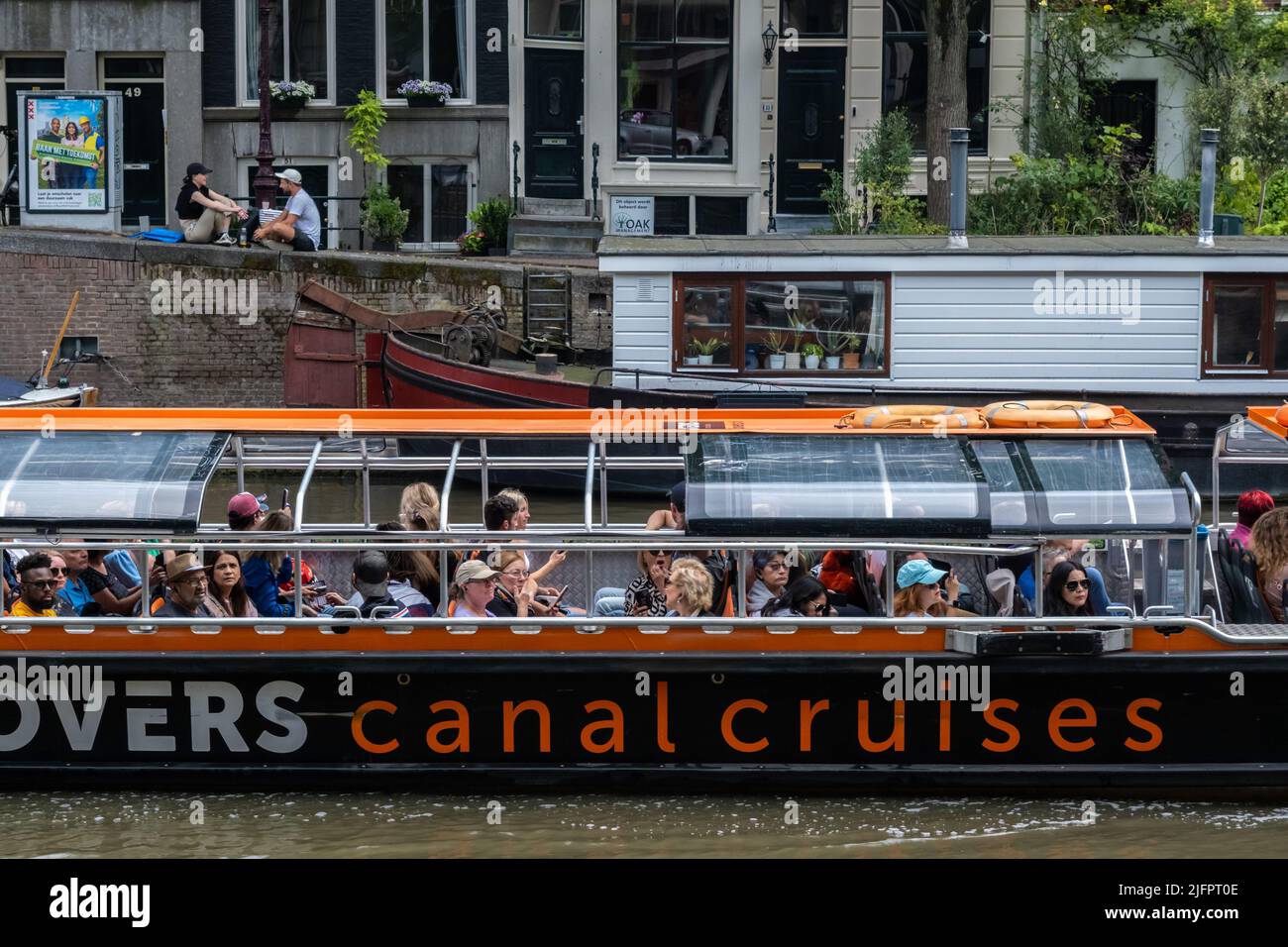 Amsterdam, pays-Bas - 21 juin 2022 : bateau de croisière touristique dans un canal Banque D'Images