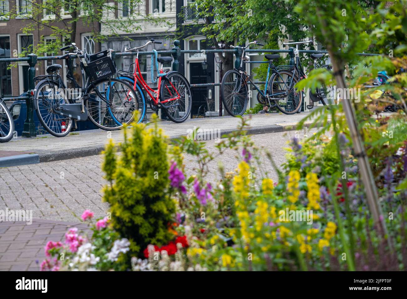 Amsterdam, pays-Bas - 21 juin 2022 : Amsterdam Cityscape avec des vélos sur un pont Banque D'Images
