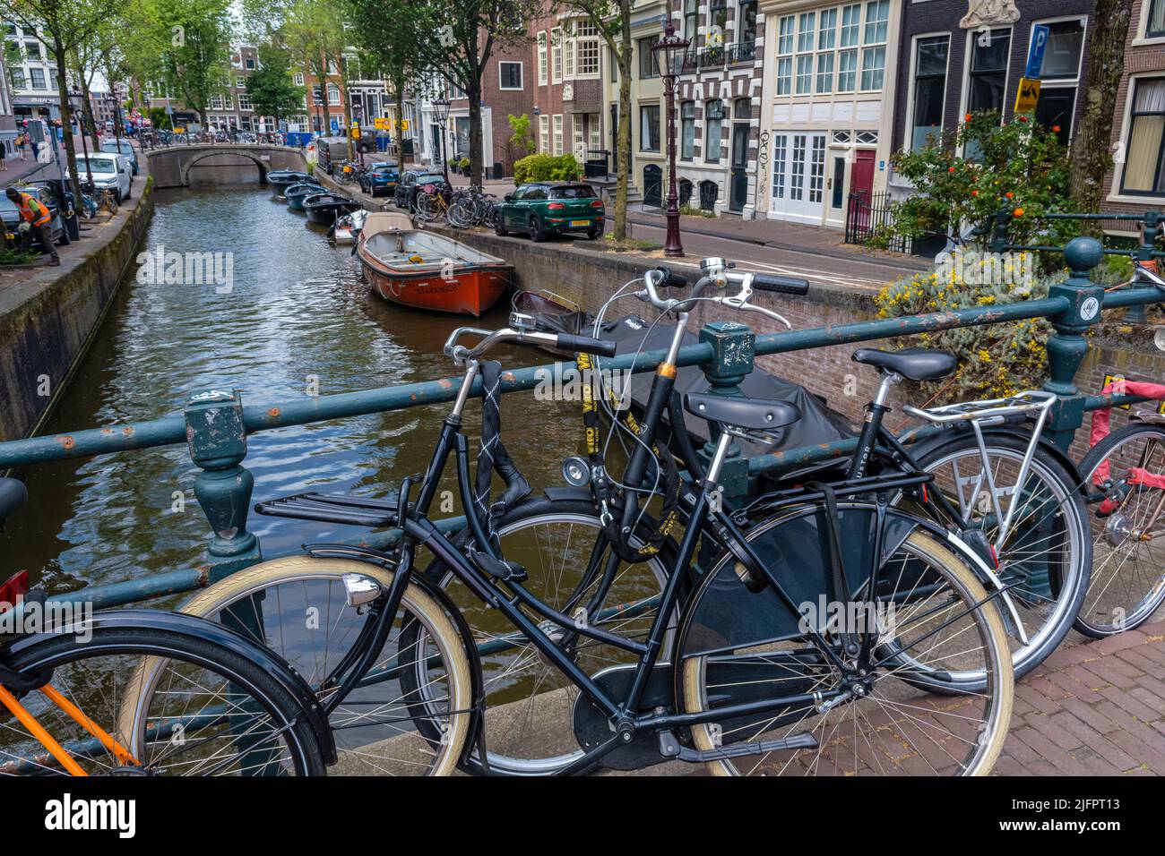 Amsterdam, pays-Bas - 21 juin 2022 : Amsterdam Cityscape avec des vélos sur un pont Banque D'Images