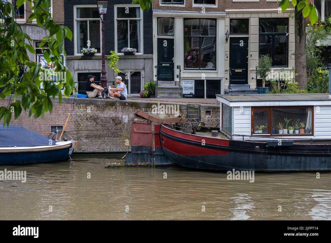 Amsterdam, pays-Bas - 21 juin 2022 : Péniche dans un canal dans le centre d'Amsterdam Banque D'Images