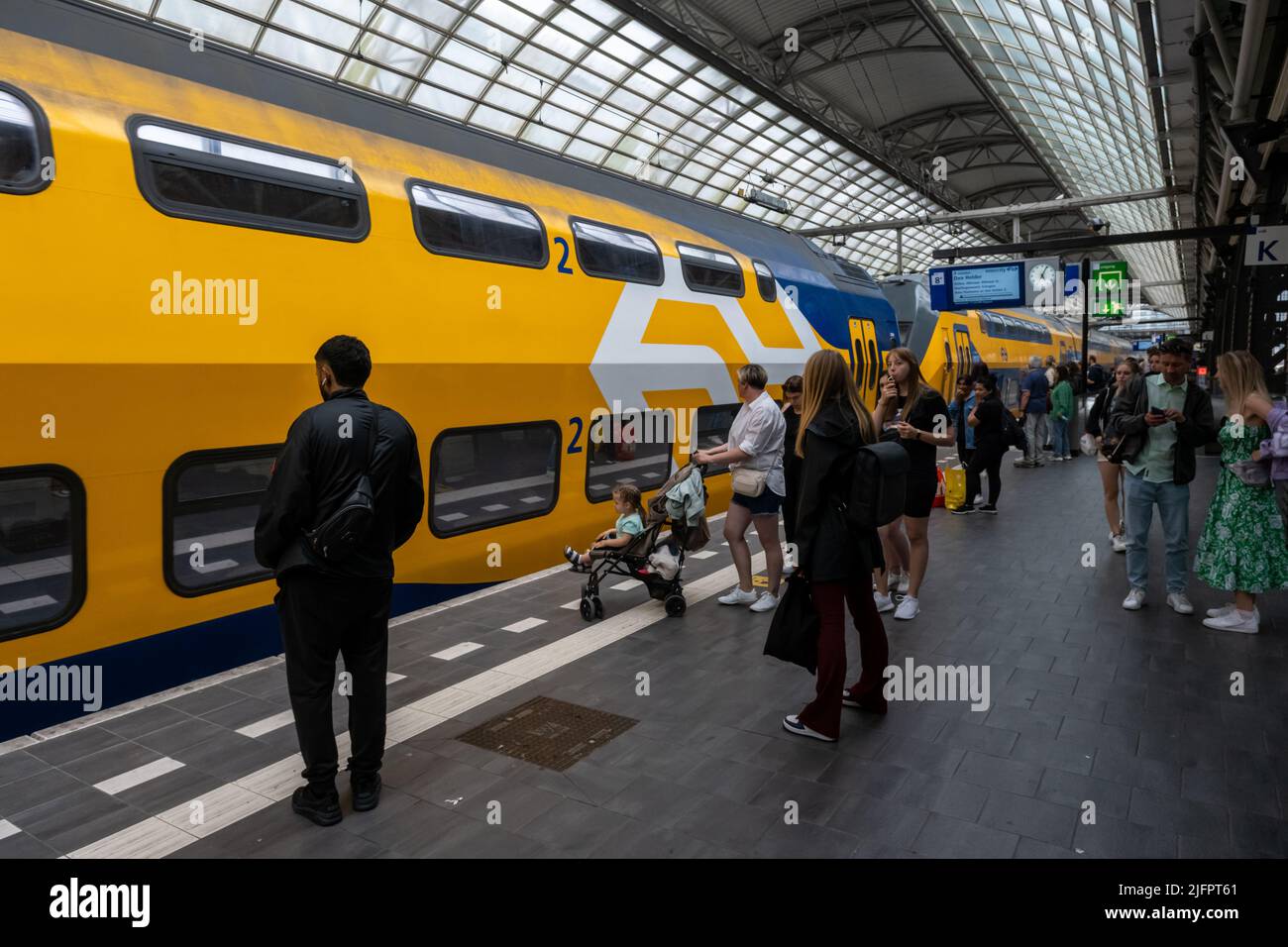 Amsterdam, pays-Bas - 21 juin 2022 : le train Nederlandse Spoorwegen arrive à la gare centrale d'Amsterdam Banque D'Images