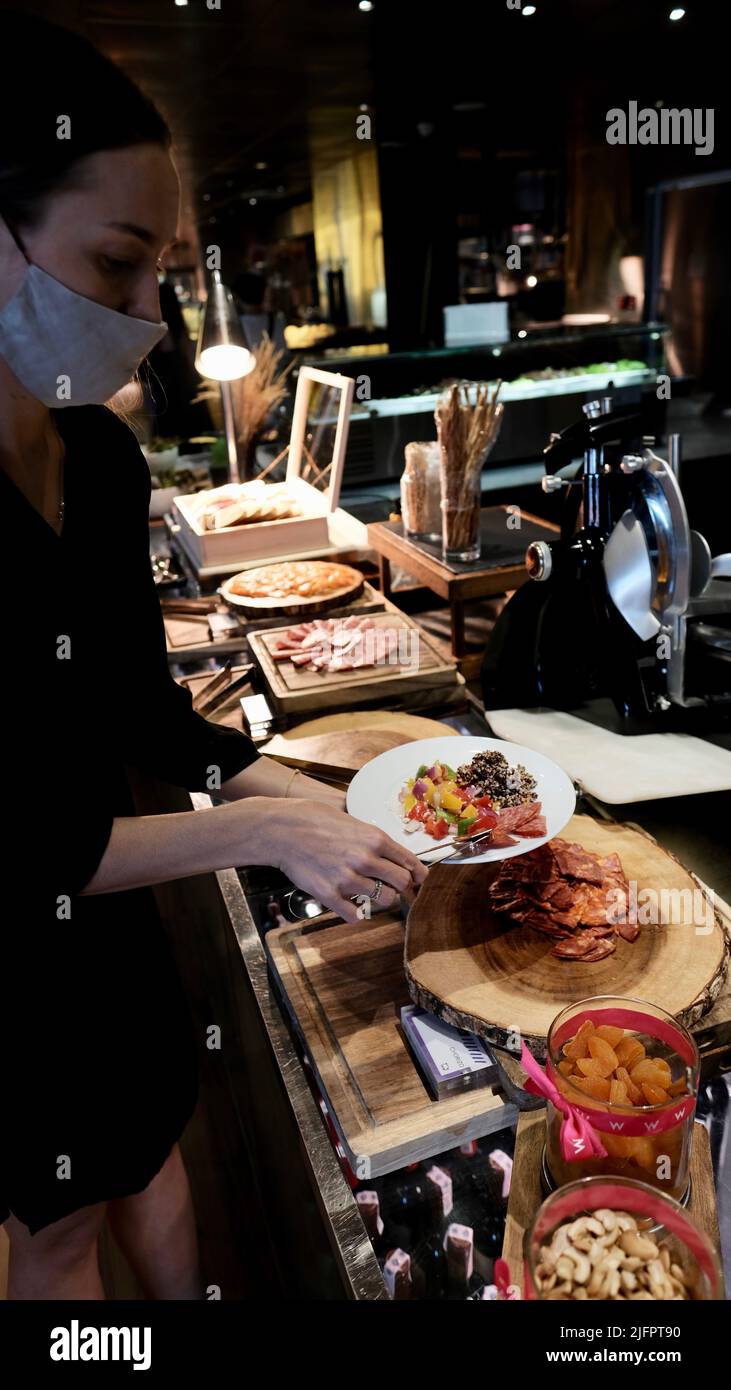 Une femme au buffet servant la ligne W Hotel Kitchen Table Restaurant Bangkok Thaïlande Banque D'Images