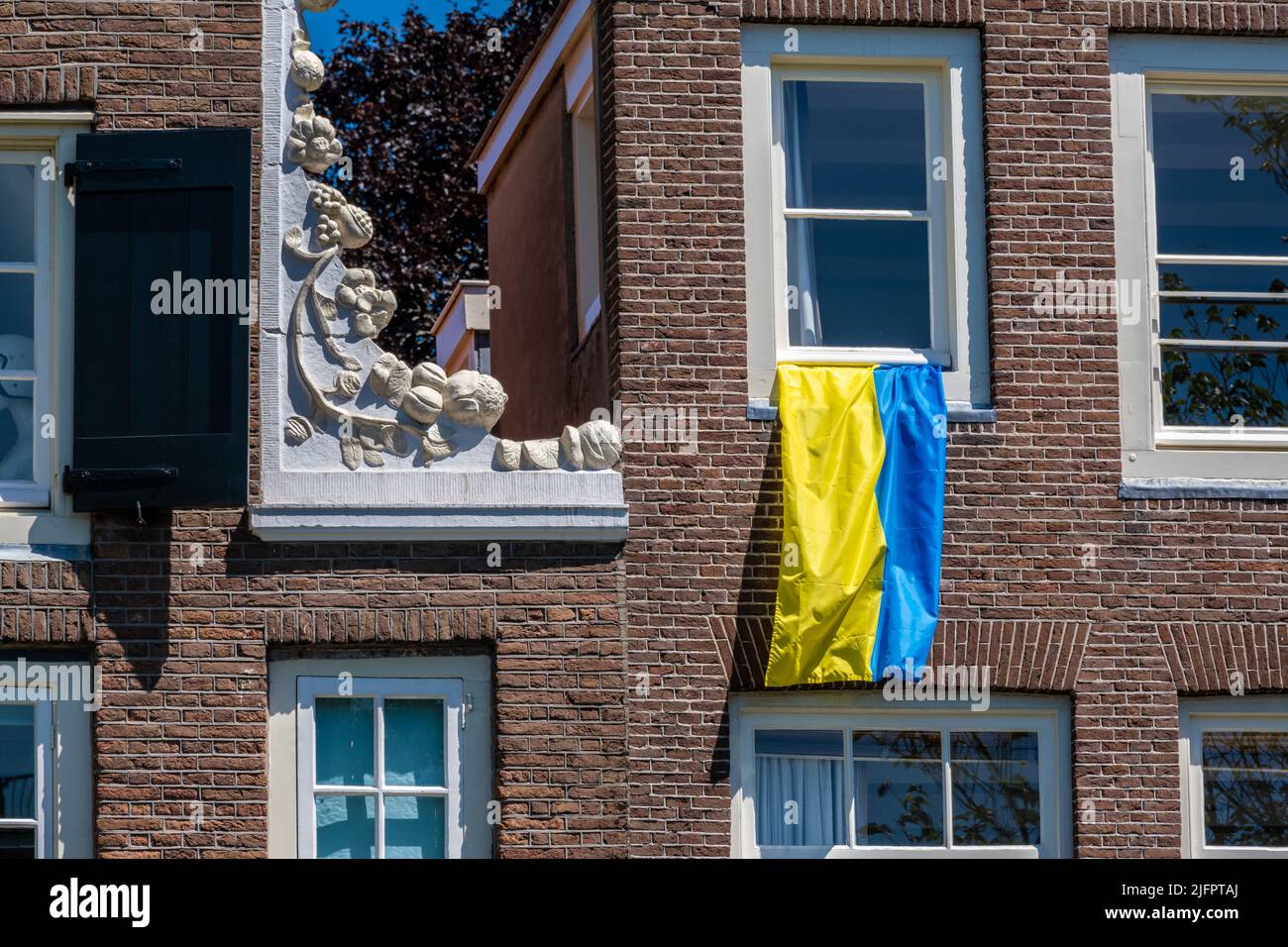 Drapeau d'Ukraine suspendu d'une fenêtre à Amsterdam, pays-Bas Banque D'Images