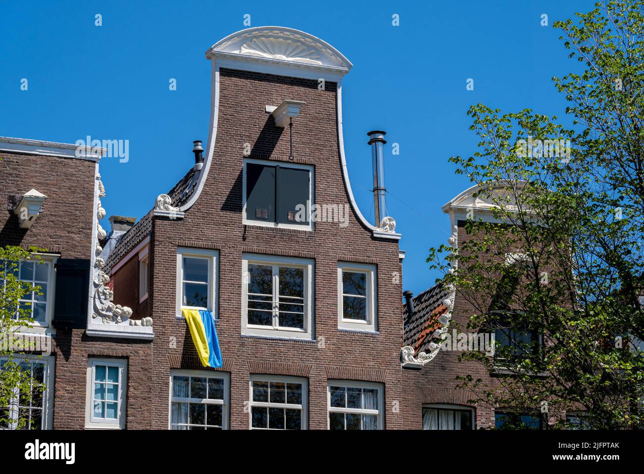 Drapeau d'Ukraine suspendu d'une fenêtre à Amsterdam, pays-Bas Banque D'Images
