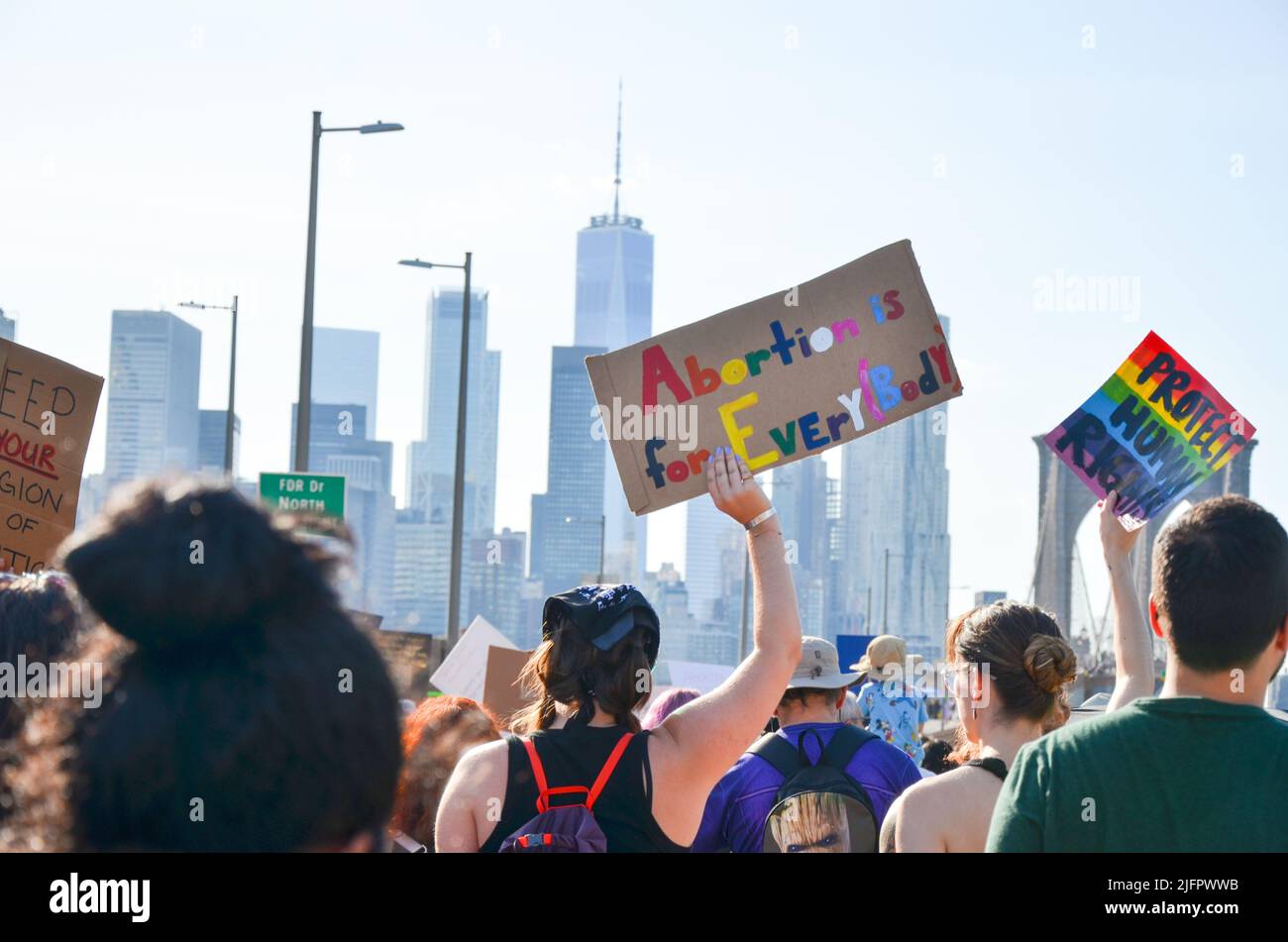 New York, États-Unis. 04th juillet 2022. Des centaines de personnes portent des panneaux tout en marchant sur le pont de Brooklyn, à New York, pour exiger la justice pour l'avortement et d'autres questions sociales 4 juillet 2022. (Photo de Ryan Rahman/Pacific Press) crédit: Pacific Press Media production Corp./Alay Live News Banque D'Images