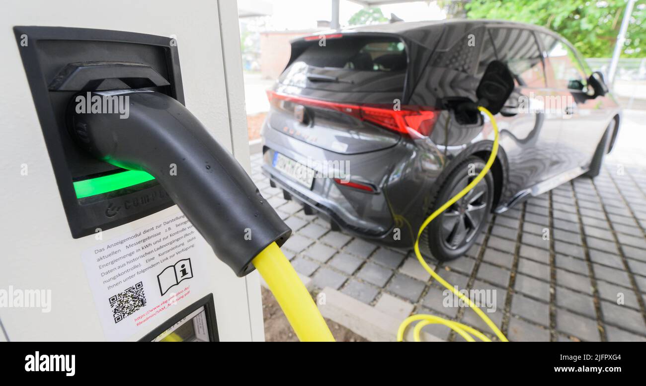 Hanovre, Allemagne. 01st juillet 2022. Une voiture électrique Cupra se recharge à une station de charge dans un nouveau parc de recharge (scène posée à l'occasion de la photo). L'entreprise de services publics régionale Enercity ouvre un parc de chargement pour les voitures électriques dans le quartier de la liste de Hanovre. Les résidents ont accès à 84 points de charge avec une puissance de 22 kW et six points de charge rapides avec une puissance maximale de 150 kW chacun. 60 points de facturation ont déjà été loués depuis 30 ans. Credit: Julian Stratenschulte/dpa/Alay Live News Banque D'Images