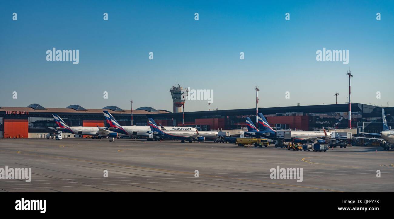 MOSCOU, RUSSIE - 08 JUILLET 2022 : l'aéroport international Sheremetyevo est l'aéroport le plus achalandé de Russie. Flotte de compagnies aériennes à Moscou. Maintenance de l'avion à Banque D'Images