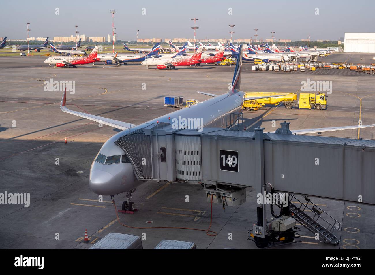 MOSCOU, RUSSIE - 08 JUILLET 2022 : l'aéroport international Sheremetyevo est l'aéroport le plus achalandé de Russie. Flotte de compagnies aériennes à Moscou. Maintenance de l'avion à Banque D'Images