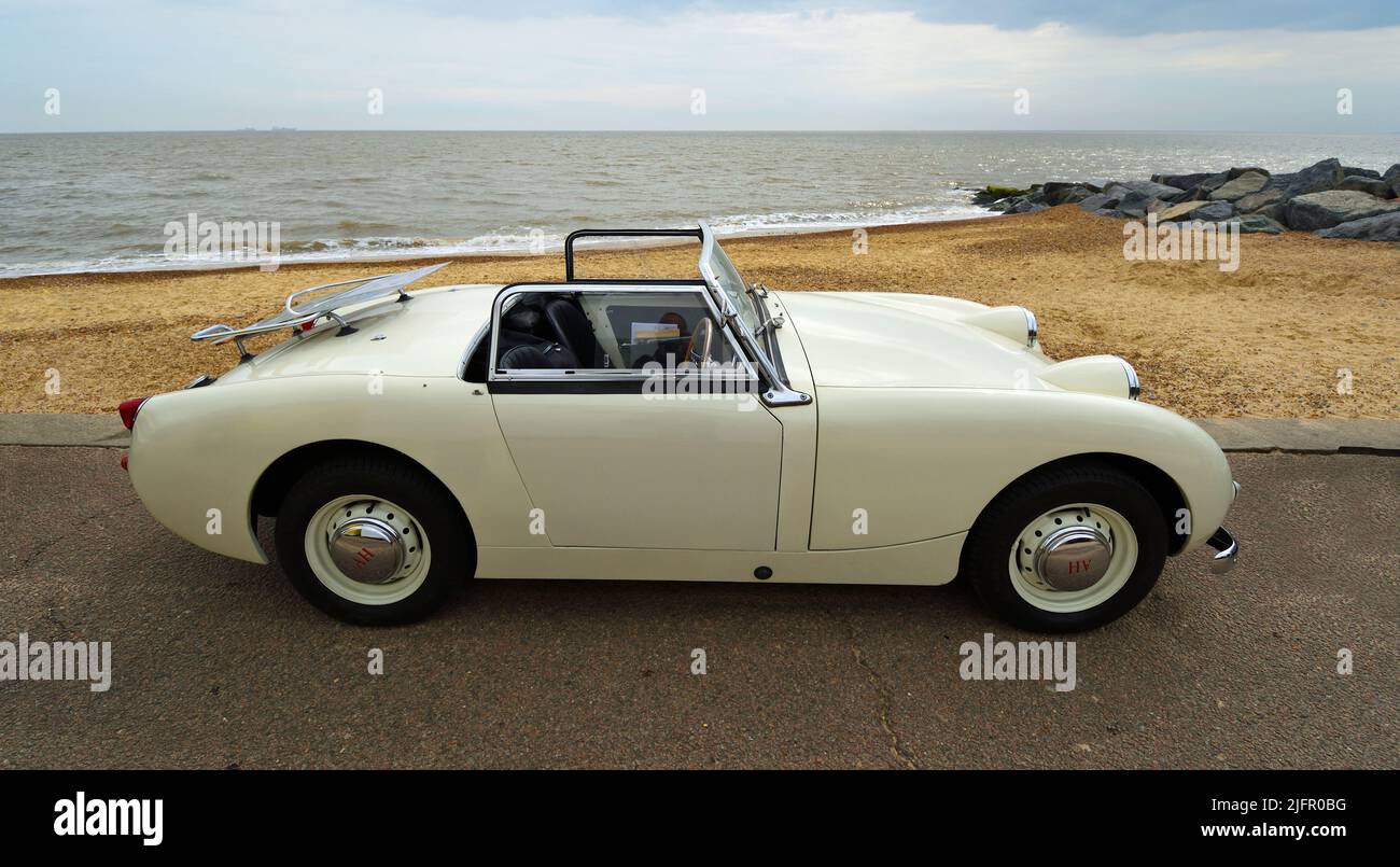Classic White Austin Healey Sprite Motor Voiture garée sur promenade du front de mer. Banque D'Images