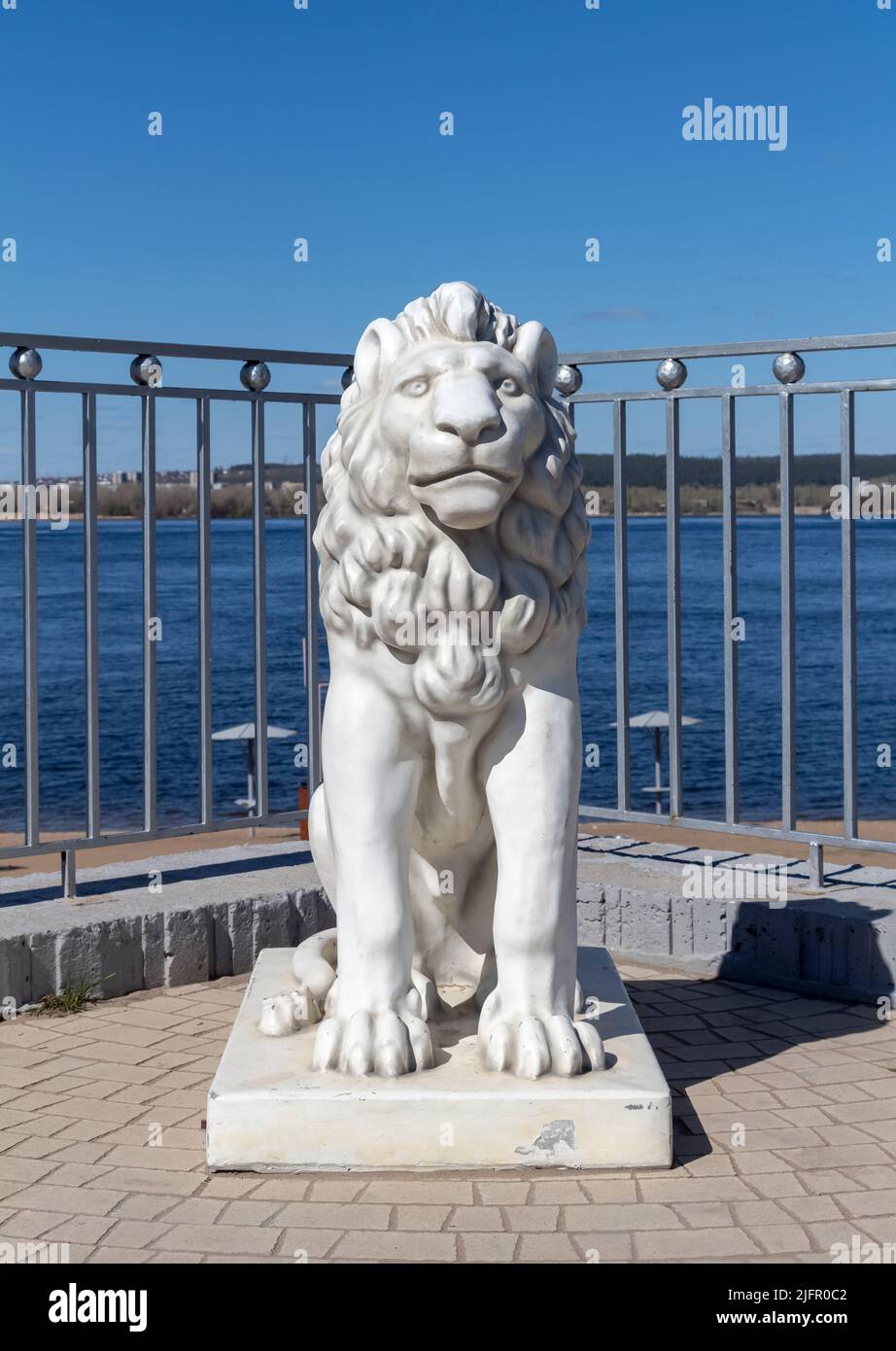 Statue en fer d'un lion sur le remblai de la ville. Banque D'Images
