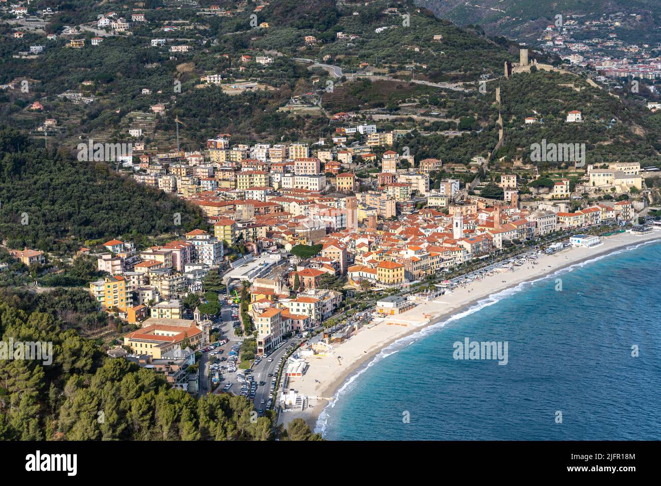 Vue aérienne de Noli, une ville pittoresque de la région de Ligurie près de Savona, en Italie Banque D'Images