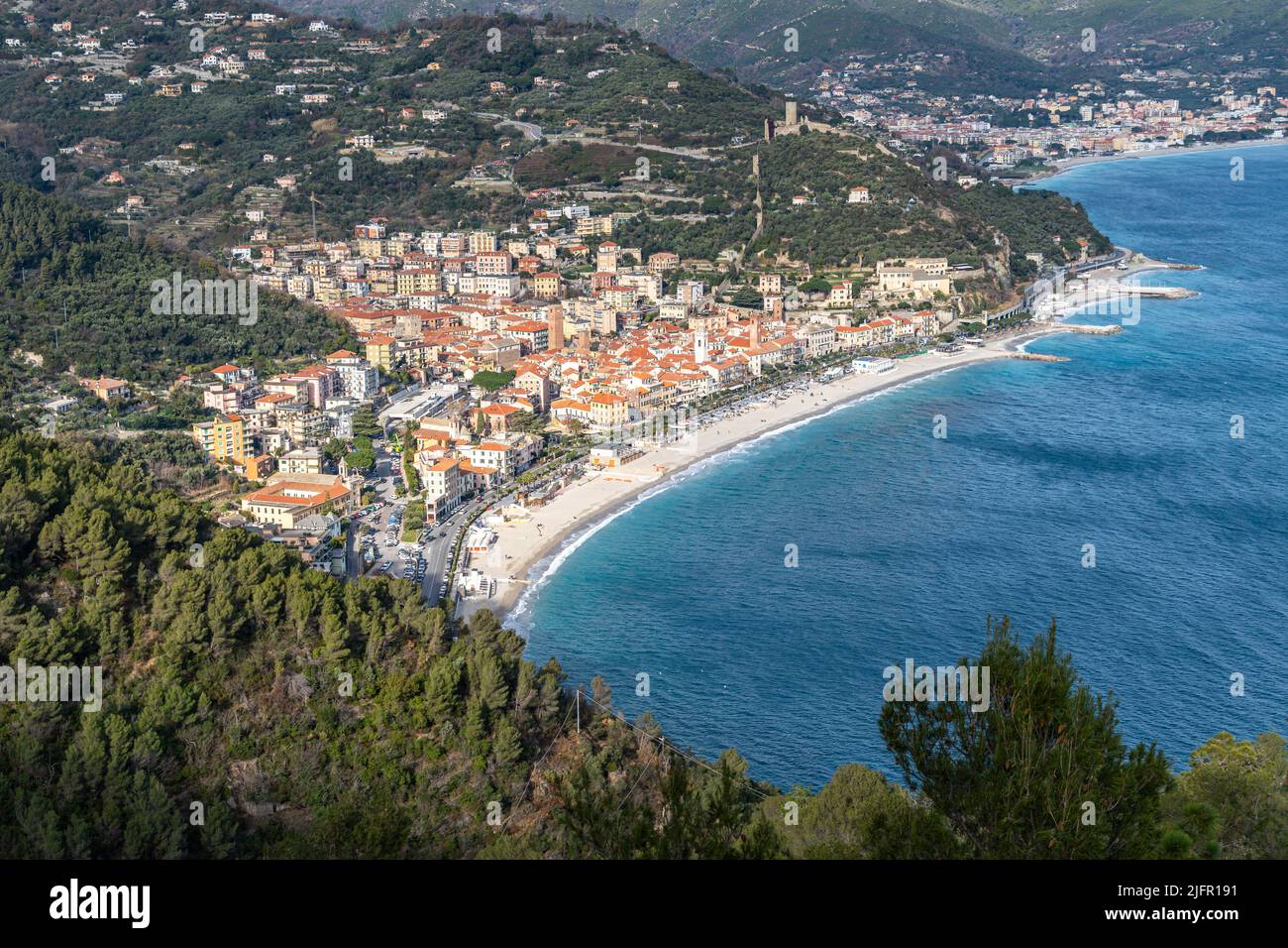 Vue aérienne de Noli, une ville pittoresque de la région de Ligurie près de Savona, en Italie Banque D'Images