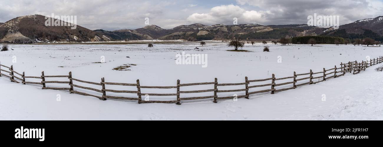 Vue panoramique sur le lac de Laceno en hiver, région Campanie, Italie Banque D'Images