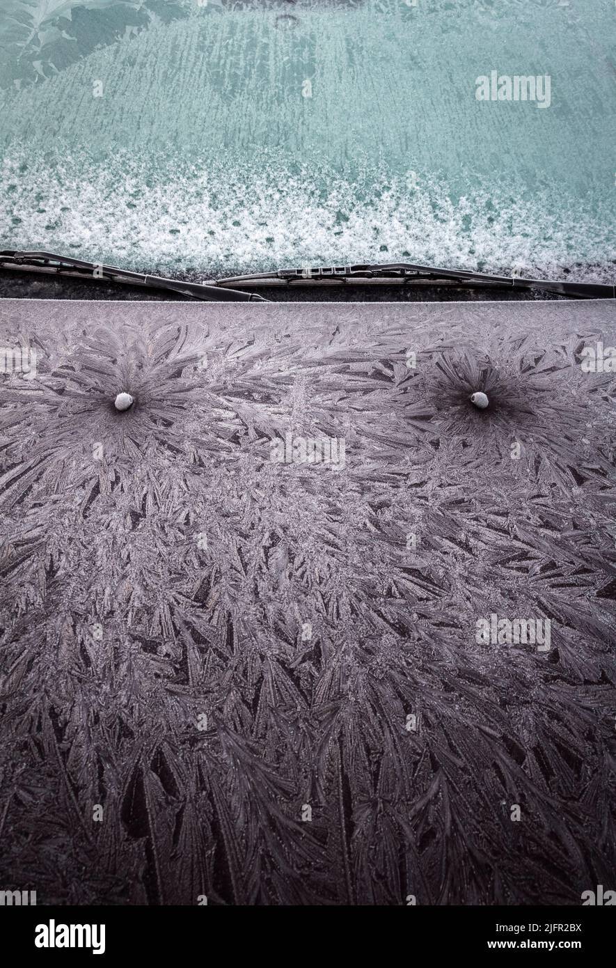 Des motifs bizarres de givre sur la surface du capot de la voiture. Banque D'Images