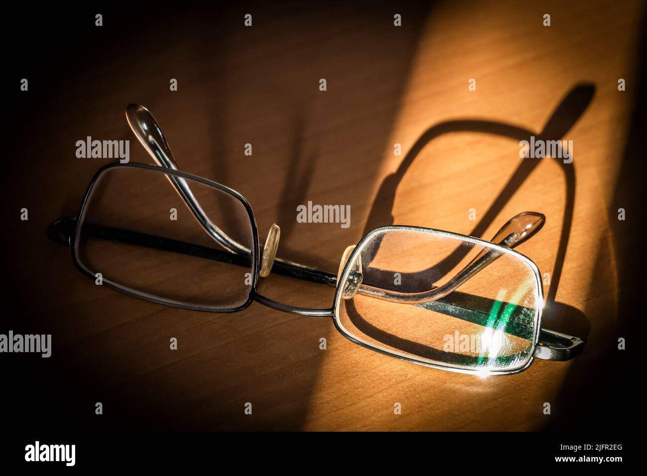 Les lunettes de vue se trouvent sur la table de bureau en gros plan. Banque D'Images