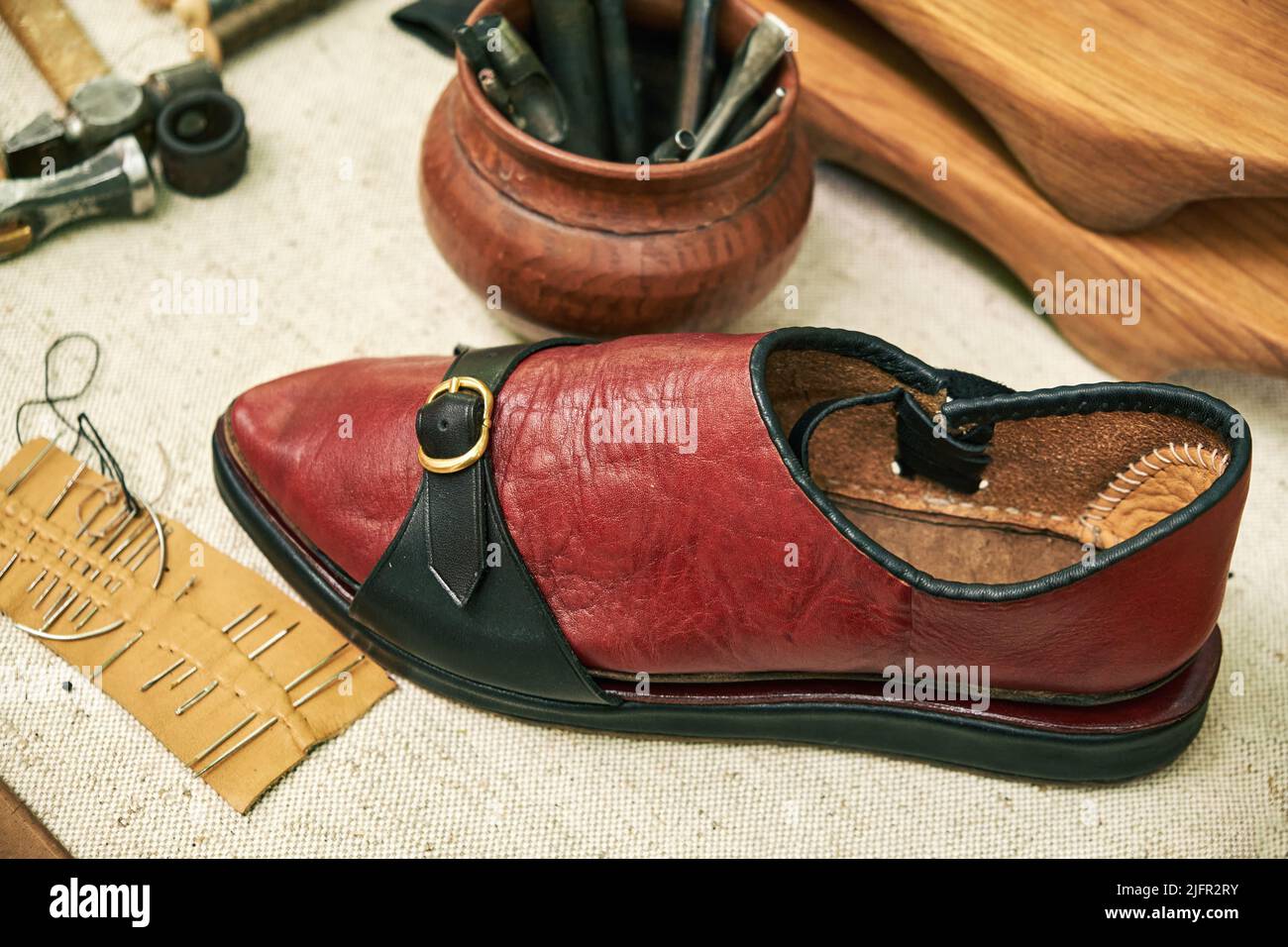 Fabrication de chaussures en cuir vintage médiéval, articles pour créer des bottes rétro. Reconstruction des événements du Moyen Age en Europe. Banque D'Images