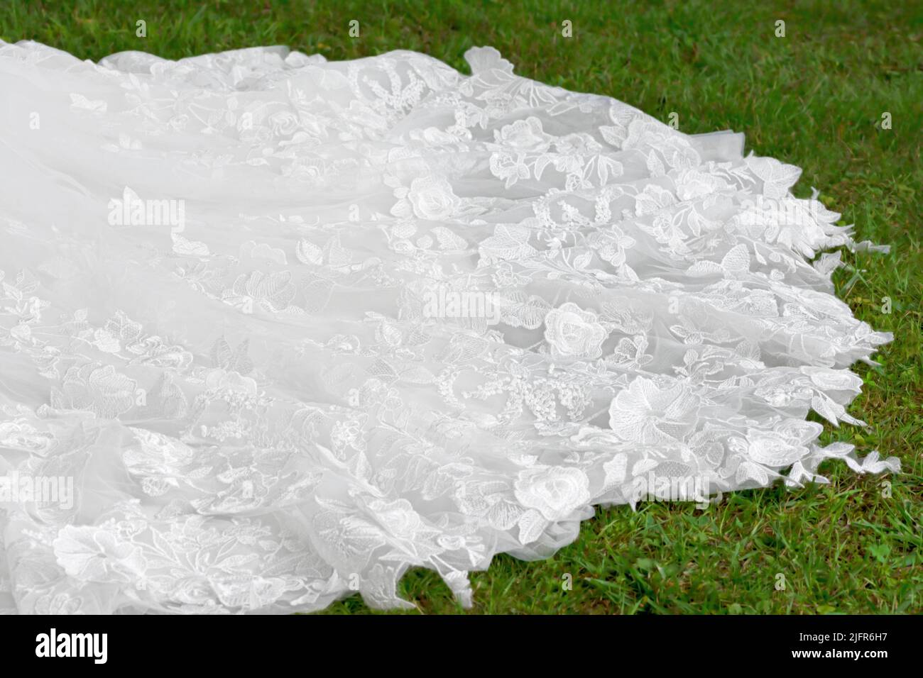 Train de robe de mariage sur pelouse verte Banque D'Images