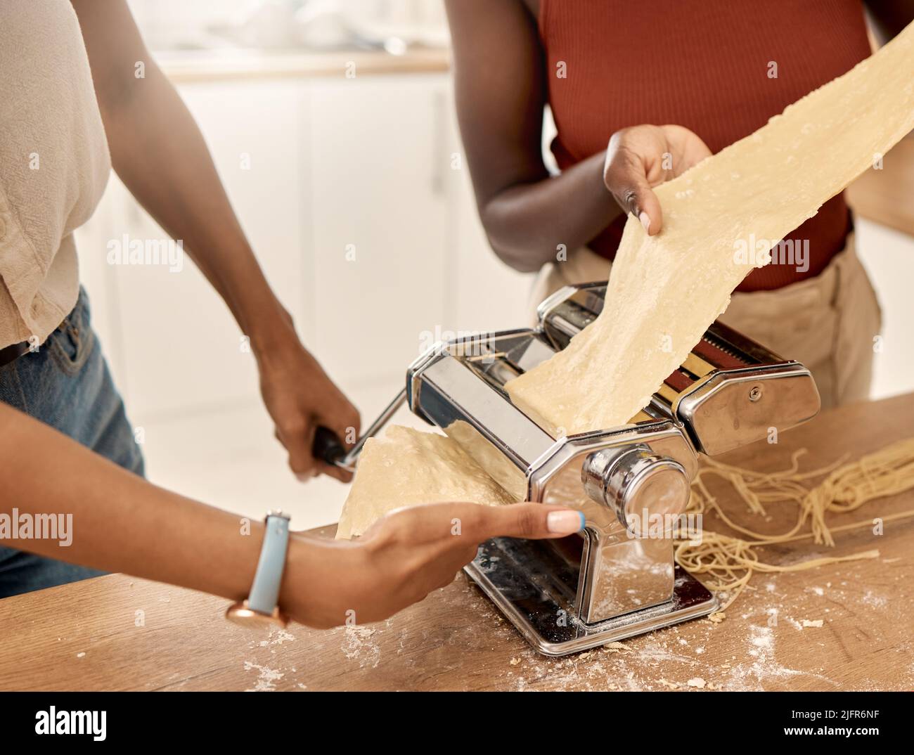 Nous avons obtenu la technique parfaite. Photo de deux personnes méconnues qui cuisent ensemble à la maison. Banque D'Images