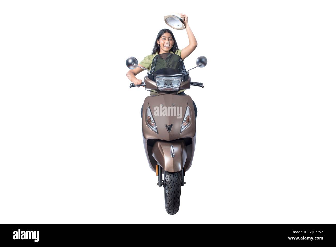 Femme asiatique assise sur un scooter et en train de retirer un chapeau isolé sur fond blanc Banque D'Images