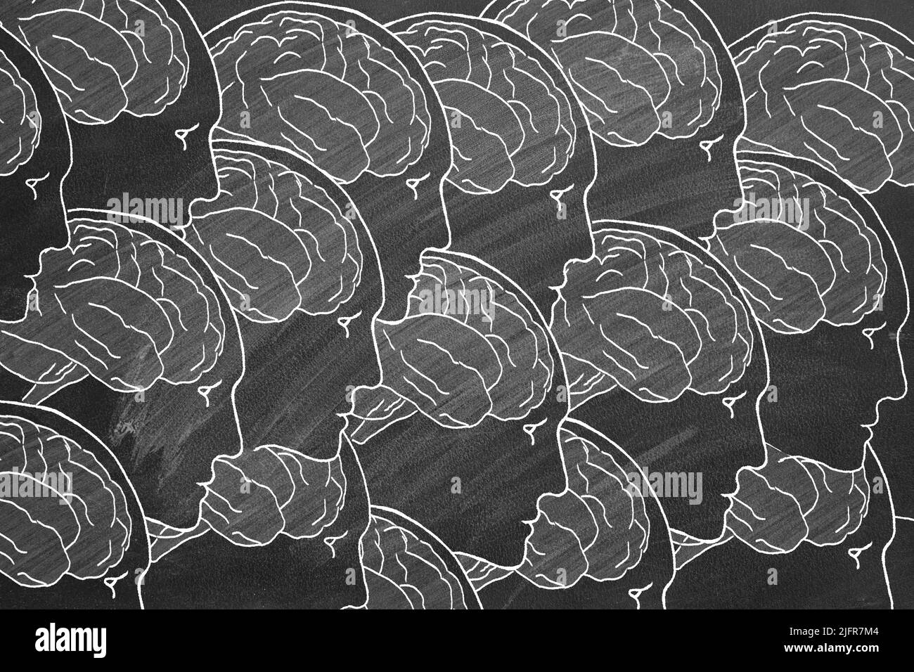 Têtes humaines et cerveau. Illustration dessinée à la main sur un tableau noir. Le concept de la créativité humaine et de l'esprit collectif. Idée, analyse, brainstorming, succès Banque D'Images