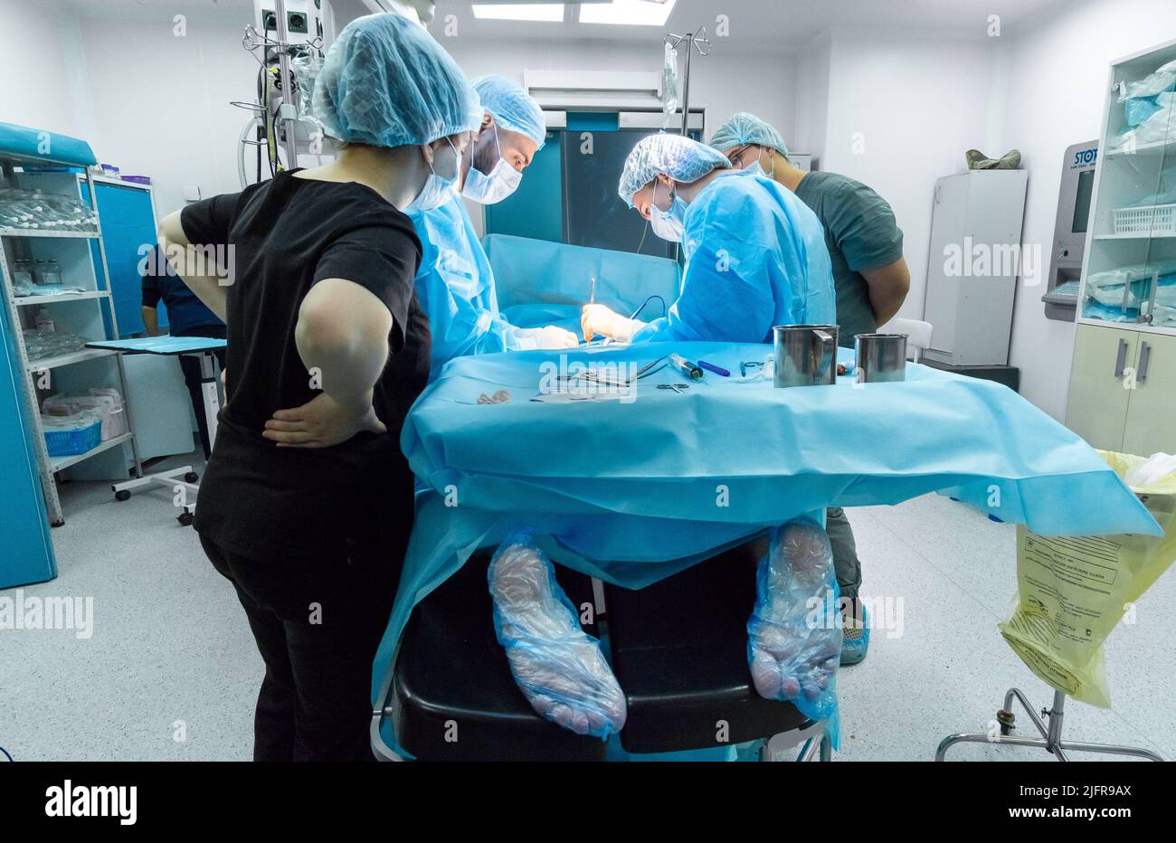 Moscou. Russie. 24 décembre 2021. Une équipe de chirurgiens effectue une chirurgie de coloproctologie sur l'anus d'un patient. Banque D'Images