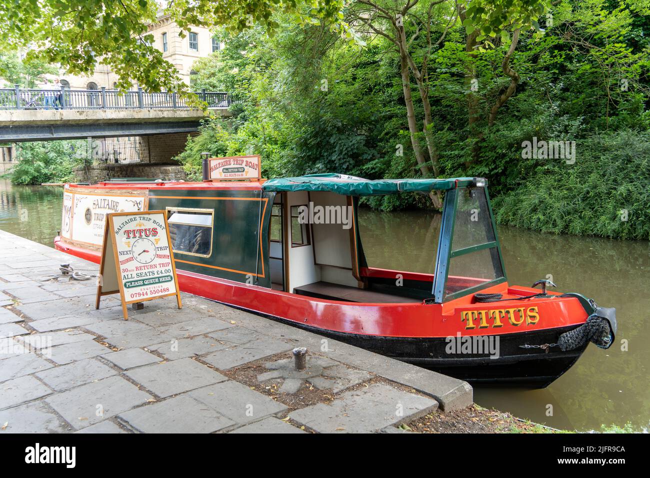 Titus le bateau de voyage Saltaire, sur le canal de Leeds et Liverpool à Saltaire, Bradford, Royaume-Uni. Banque D'Images