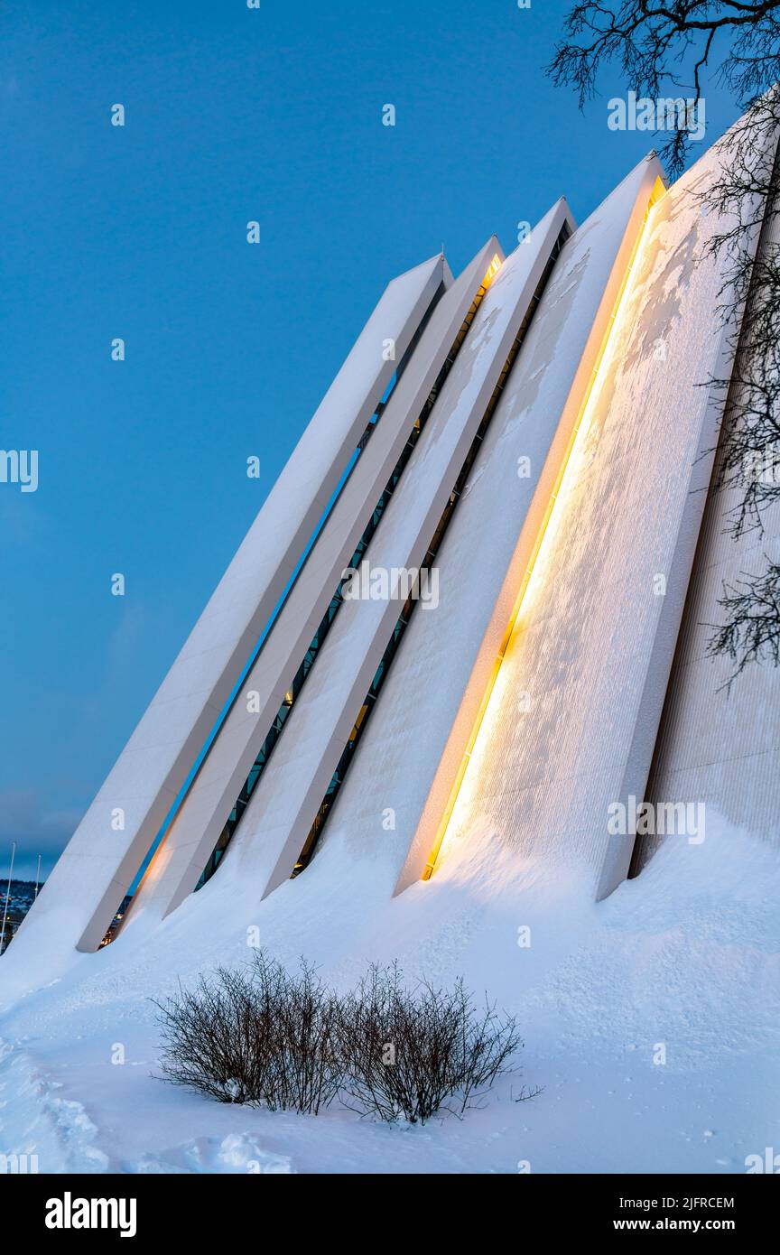Cathédrale arctique de Tromso, Norvège polaire, en soirée d'hiver Banque D'Images