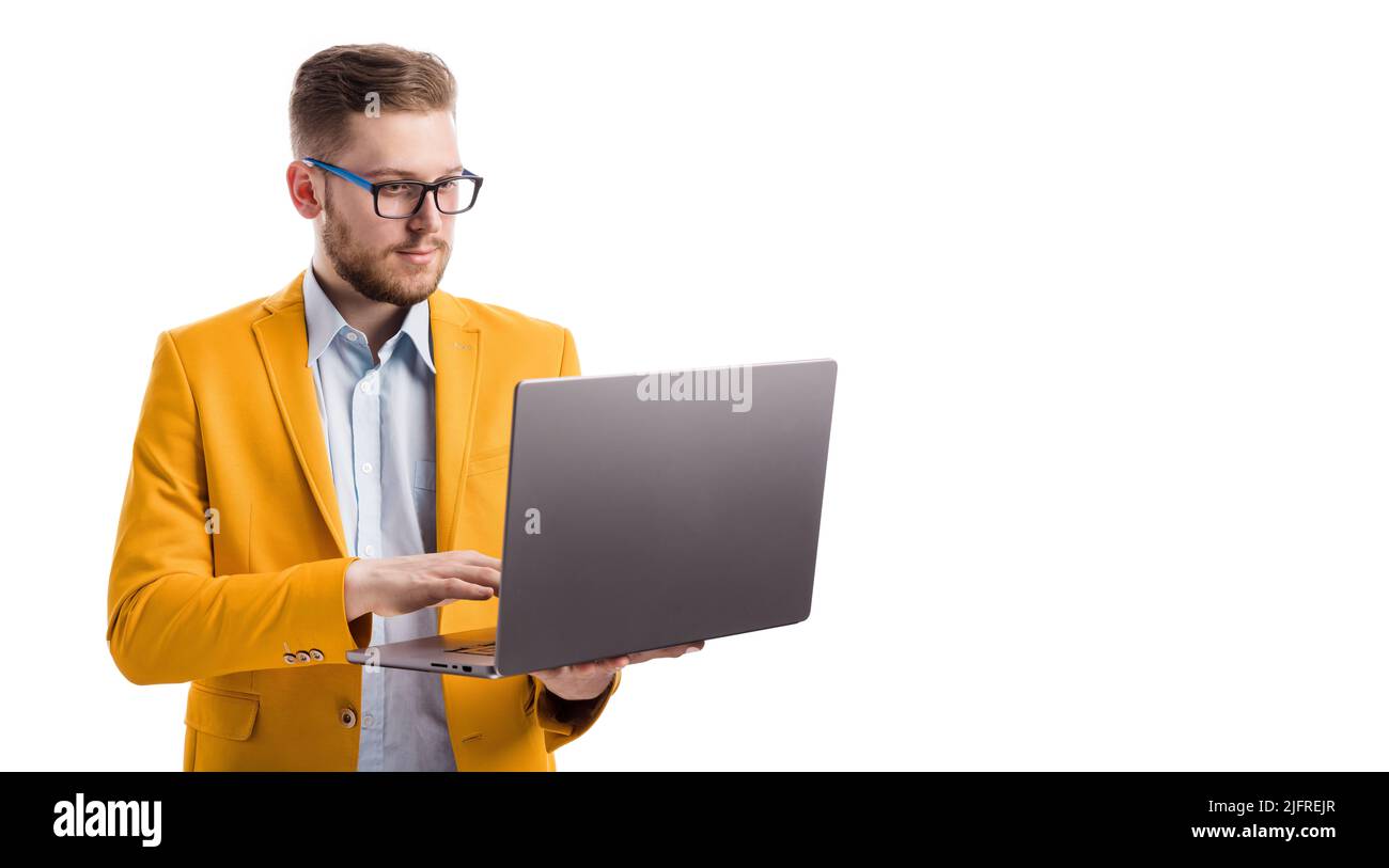 Homme d'affaires sérieux travaillant avec un ordinateur portable Banque D'Images
