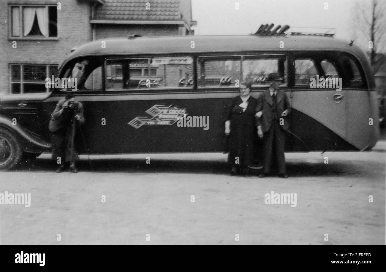 Autobus du service d'autobus et de la compagnie de taxi 'Brakkenstein' de l'entrepreneur/opérateur Rudolf (Rudolph) Groos (10/08/1881-21/11/1944) pour le transport de passagers sur la route (Hatert)-Brakkenstein-Saints Stichting-Nijmegen avec Rudolf et sa seconde épouse Marie (Maria Mathilda Catharina Clemence), 28/11/1887, Stoop Wison (19/05/1959) et//). En arrière-plan, à gauche, le commerce du lait de E.H. Hoek (Heyendaalseweg 231 et Père Eijndweg), construit en 1931. Depuis 1 avril 1938, la concession et l'exploitation du service de bus, commencé en 1924, repris par le Maas-Buurtspoorweg Maatschappij (MBS) Banque D'Images