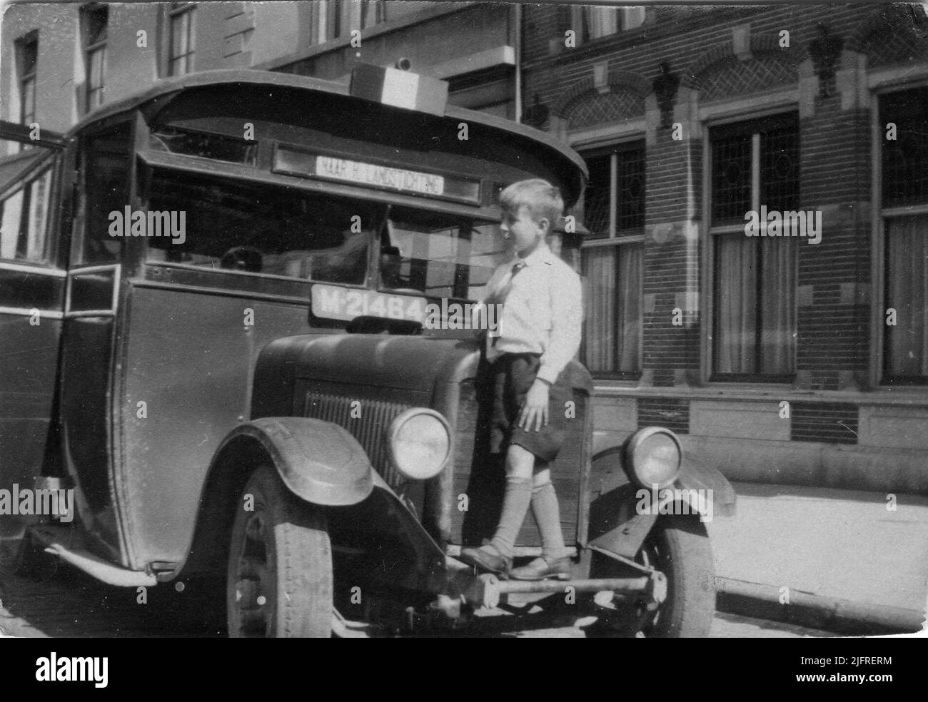 Autobus du service d'autobus et de la compagnie de taxi 'Brakkenstein' de l'entrepreneur Rudolf (Rudolph) Groos (10/08/1881-21/11/1944) pour le transport de passagers sur la route (Hatert) -Brakkenstein-Saints Stichting-Nijmegen. La photo a été prise au point de fin du bus pour l'Oud Burgeren Gasthuis. À partir de 1 avril 1938, la concession et l'exploitation du service de bus, commencé en 1924, ont été reprises par le Maas-Buurtspoorweg Maatschappij (MBS) Banque D'Images