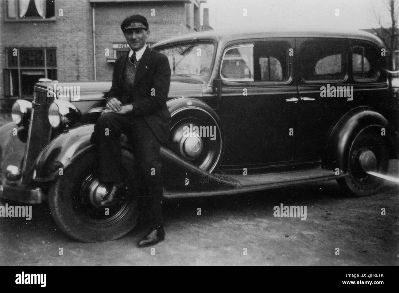 L'américain 'Graham Paige' taxi, type 'sedan', de l'Autobus Service et de la compagnie de taxi 'Brakkenstein' par l'entrepreneur/opérateur Rudolf (Rudoph) Groos (10/08/1881 - 21/11/1944) avec le chauffeur Piet Coolen. En arrière-plan, à gauche, le commerce du lait de E.H. Hoek (Heyendaalseweg 231 et Père Eijmardweg), construit en 1931 Banque D'Images