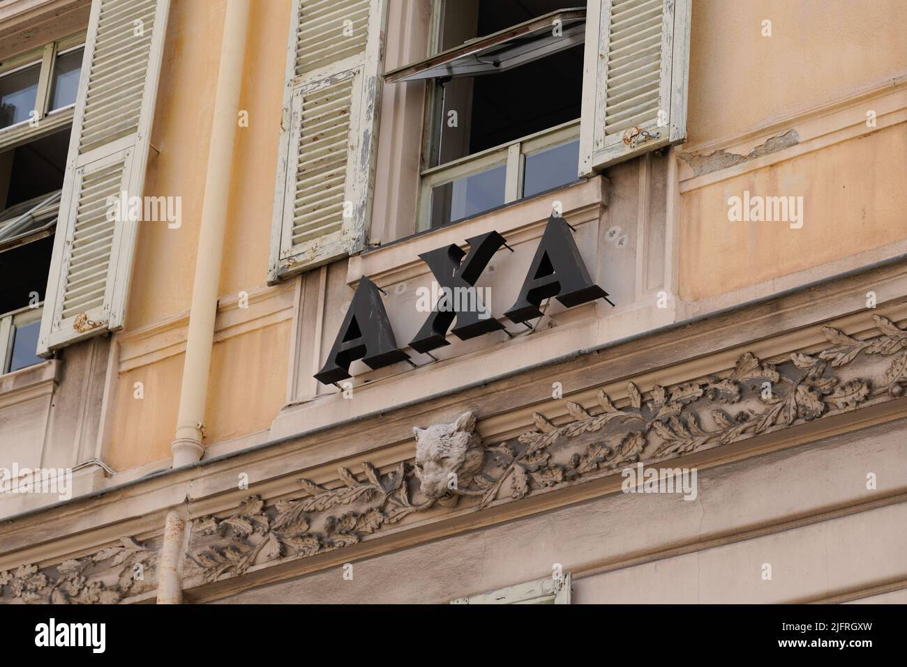 Bordeaux , Aquitaine France - 06 15 2022 : logo axa agence mur façade bâtiment avec marque de signe de l'assurance bancaire française Banque D'Images