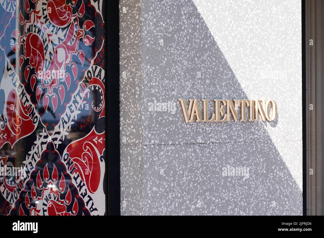 Cannes , paca , France - 06 12 2022 : magasin Valentino à Cannes France Fashion Group logo marque et texte signe consortium italien de luxe Fashion com Banque D'Images