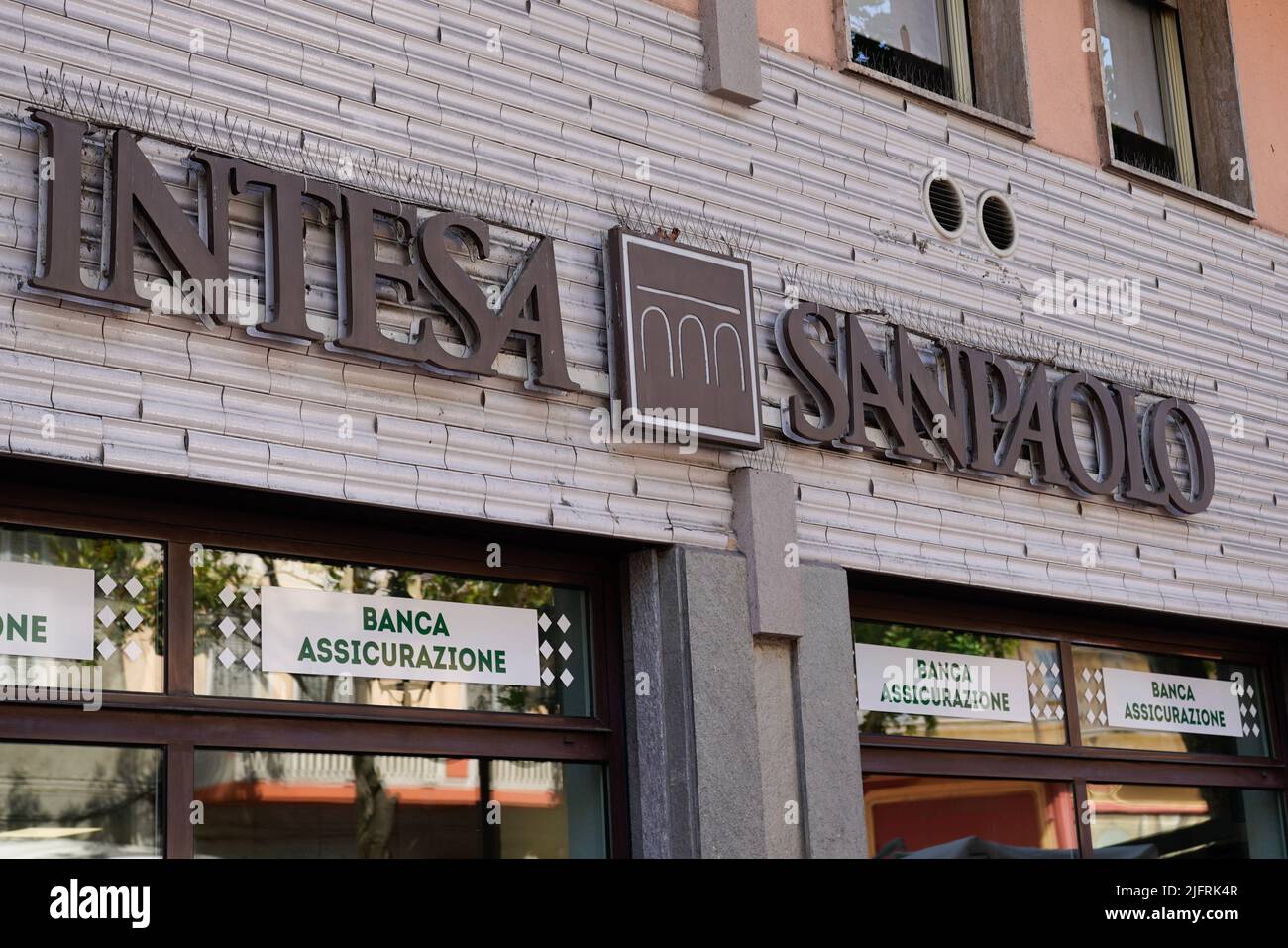 Milan, italie - 06 15 2022 : Intesa Sanpaolo banque logo marque et texte signe de Turin Italie Banque D'Images