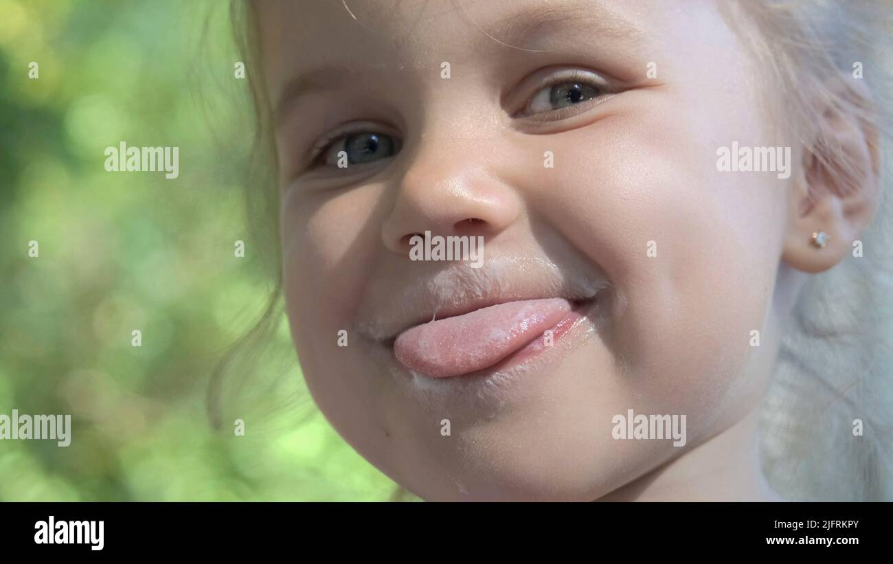 Petite Fille Qui Tire La Langue Banque D'image Et Photos - Alamy